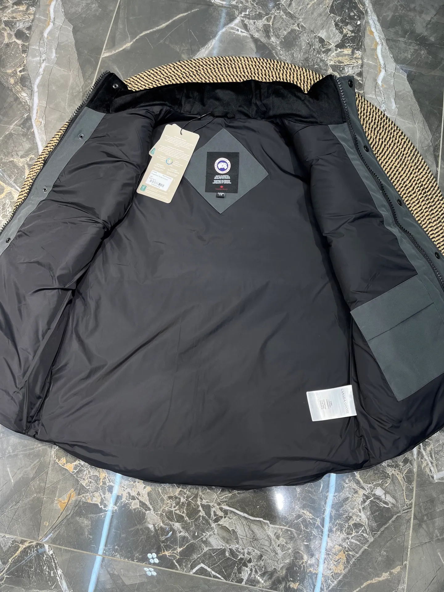 P380 🇨🇦Canada Goose""🇨🇦🌟 Garson down vest has always been recognized as the warmest down jacket. Various Instagram celebrities, Internet celebrities, and celebrities often wear it for street photos. I make Canada Goose every year, but I still can't get rid of my love for it. No matter how cold the days are, there is no need to be afraid, because there is! Filled with 90% white duck down, it is the legendary warmest down jacket and is known as a must-have for Arctic outdoor sports! The most popular down jacket in the world, celebrities are rushing to buy it, it is a must-have!  Size: XS to 2XL